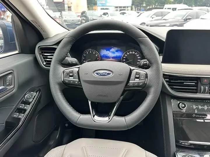 FORD ESCAPE PREMIUM 2023