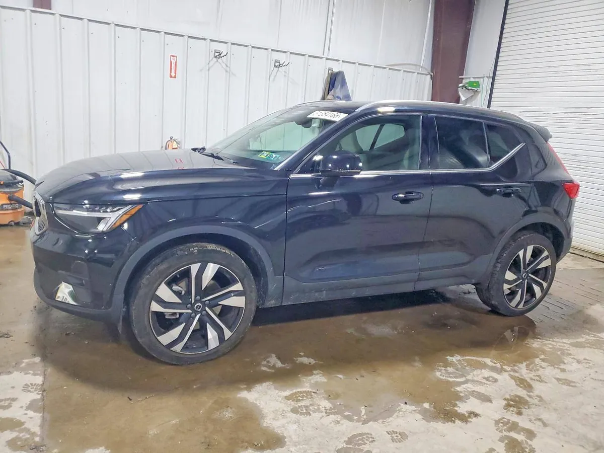 VOLVO XC40 2023