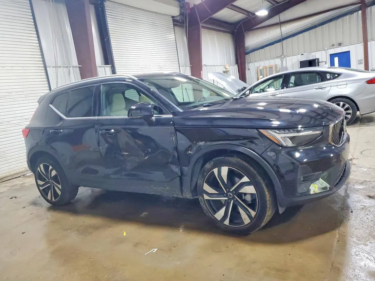 VOLVO XC40 2023
