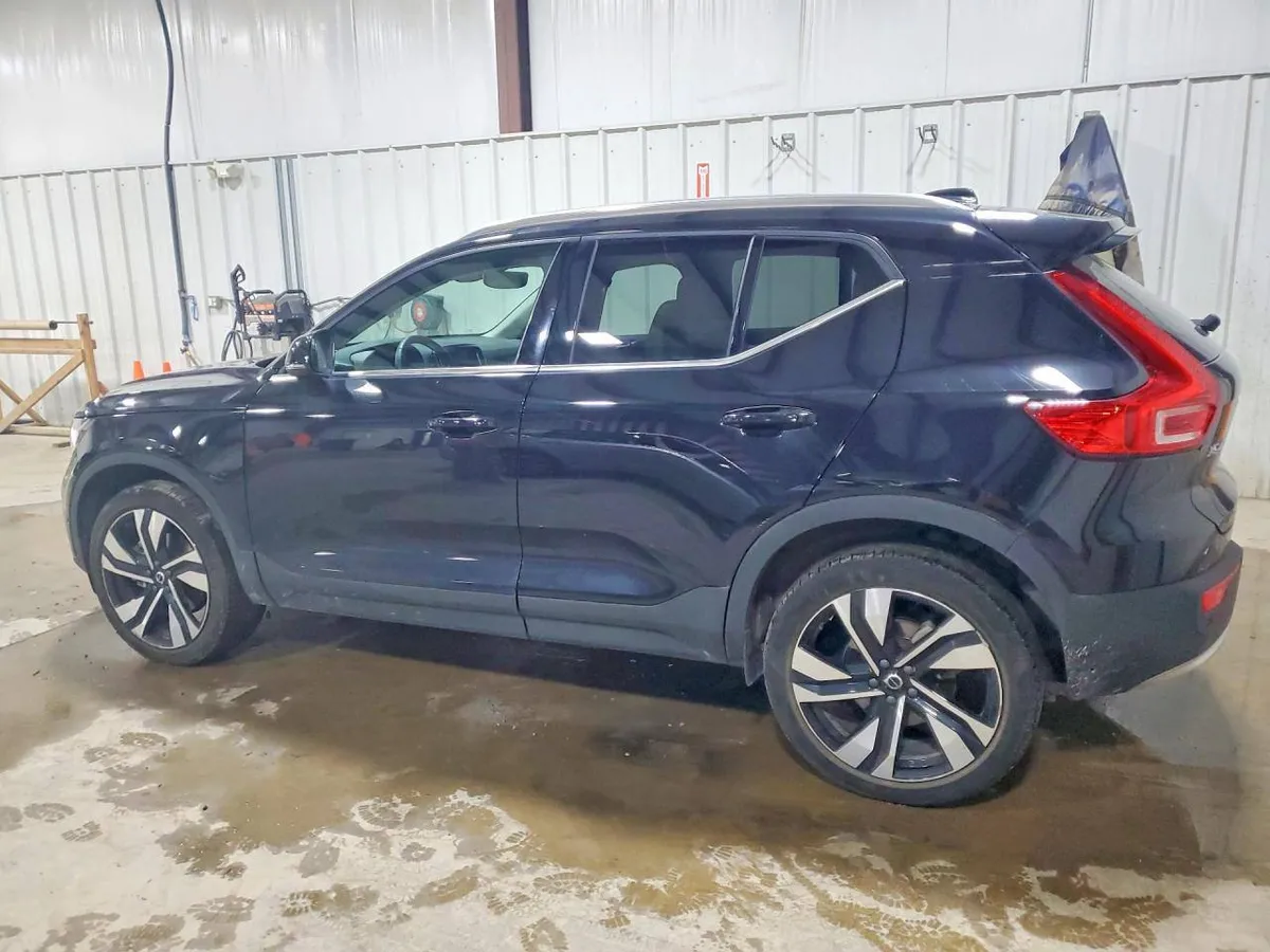 VOLVO XC40 2023