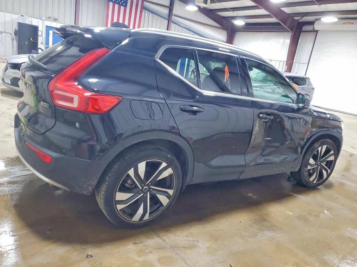 VOLVO XC40 2023