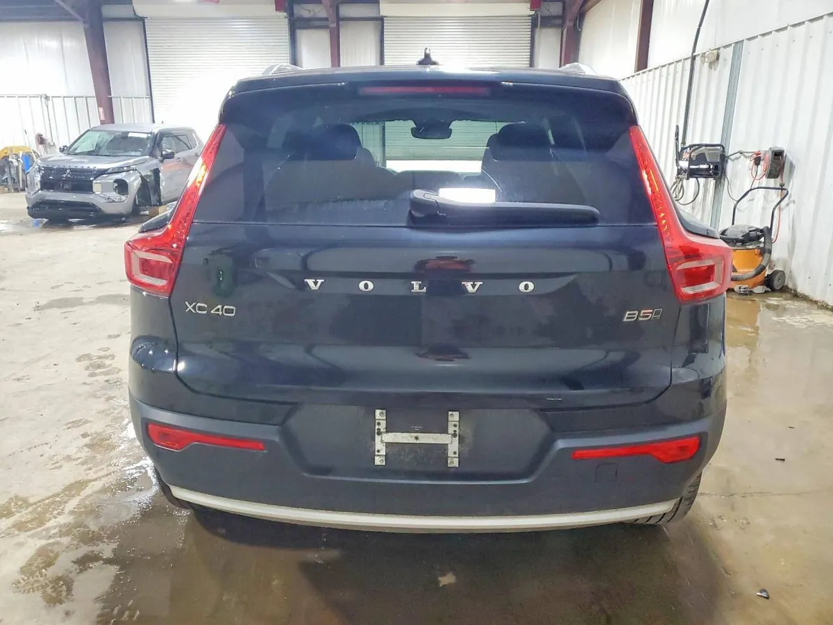 VOLVO XC40 2023