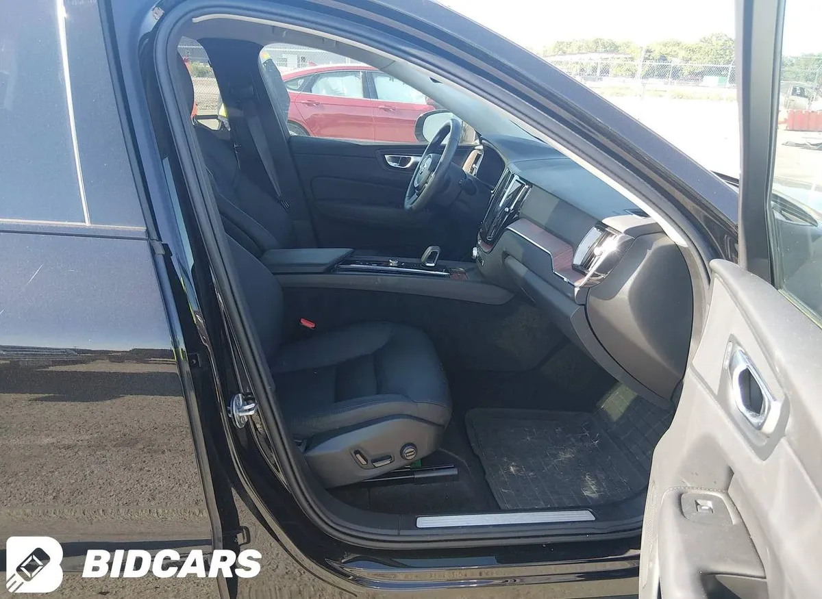 VOLVO XC60 2023