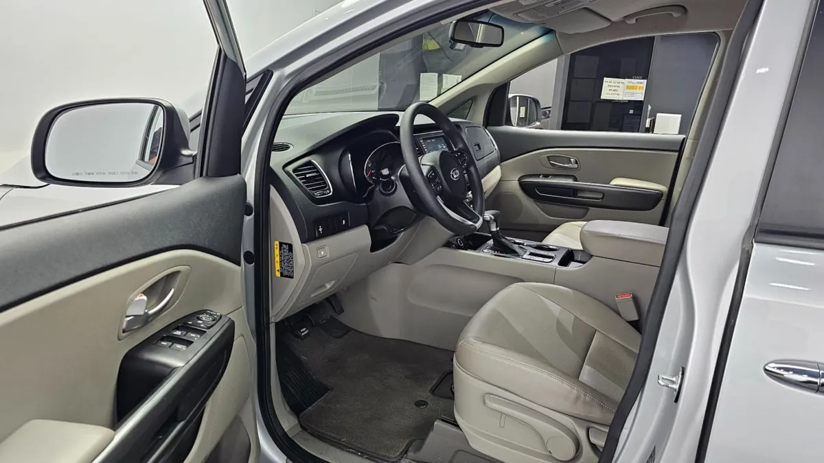KIA CARNIVAL 11-SEATER DELUXE 2020