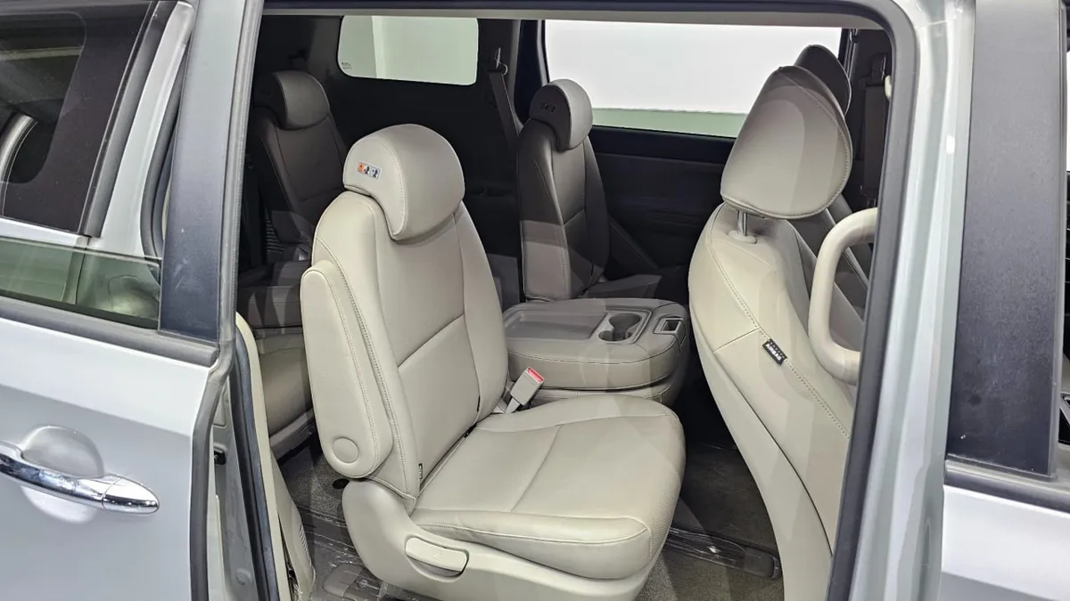 KIA CARNIVAL 11-SEATER DELUXE 2020