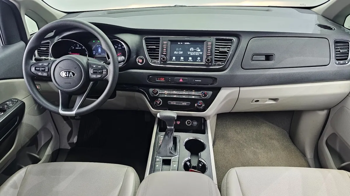 KIA CARNIVAL 11-SEATER DELUXE 2020