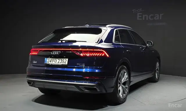 AUDI Q8 2021