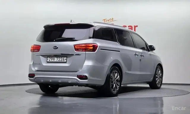 KIA CARNIVAL 9-SEATER PRESTIGE 2018