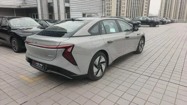 HONGQI EH7 640 AWD SMART 2025