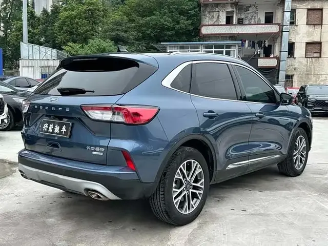 FORD ESCAPE PREMIUM 2023