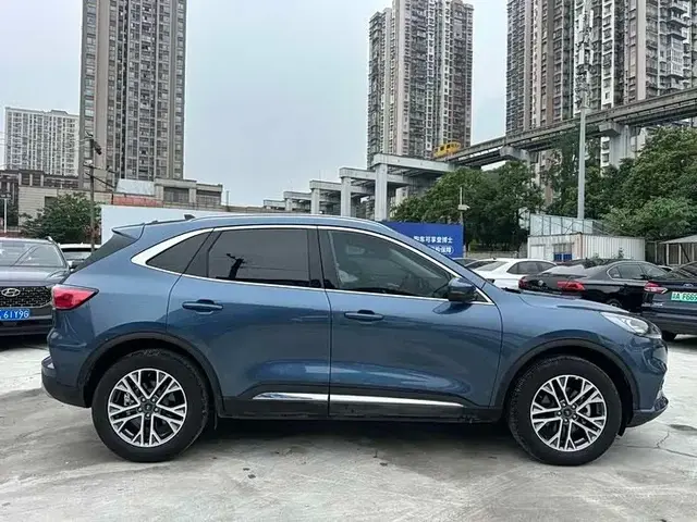 FORD ESCAPE PREMIUM 2023