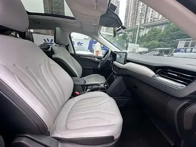 FORD ESCAPE PREMIUM 2023
