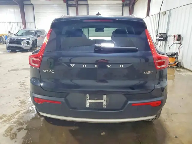 VOLVO XC40 2023
