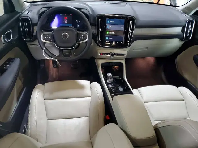 VOLVO XC40 2023