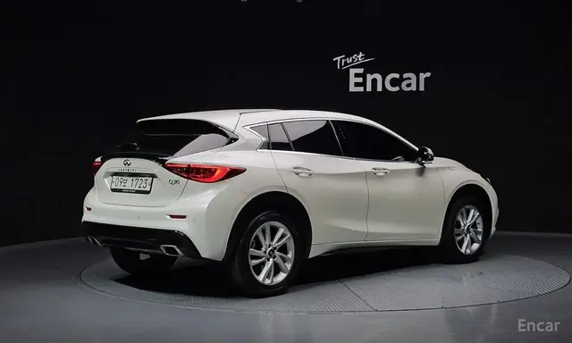 INFINITI Q30 2019