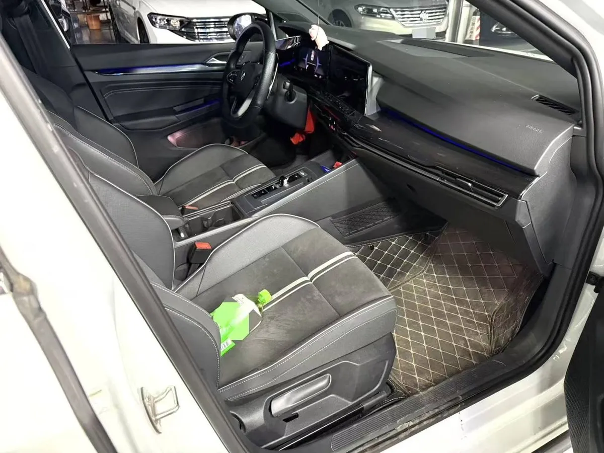 VOLKSWAGEN GOLF 8 R-LINE 2023