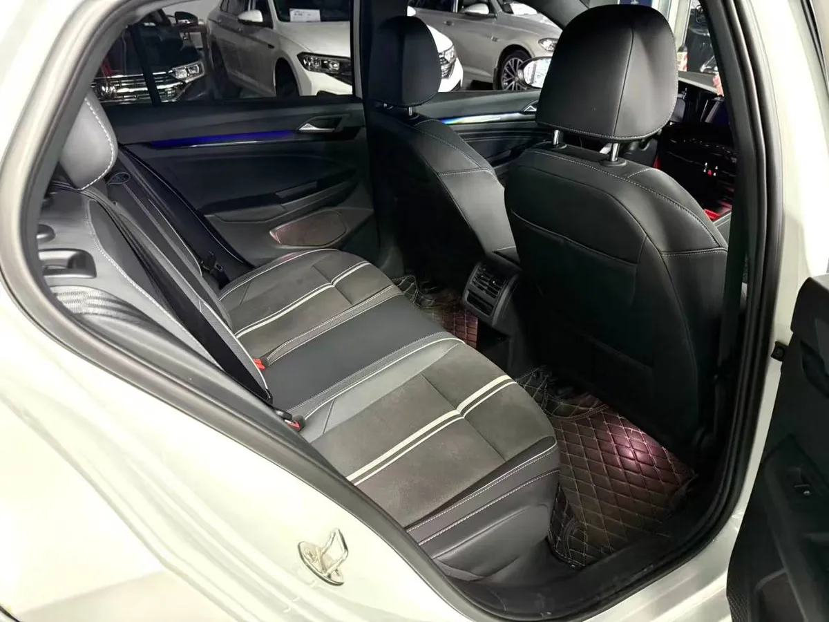 VOLKSWAGEN GOLF 8 R-LINE 2023