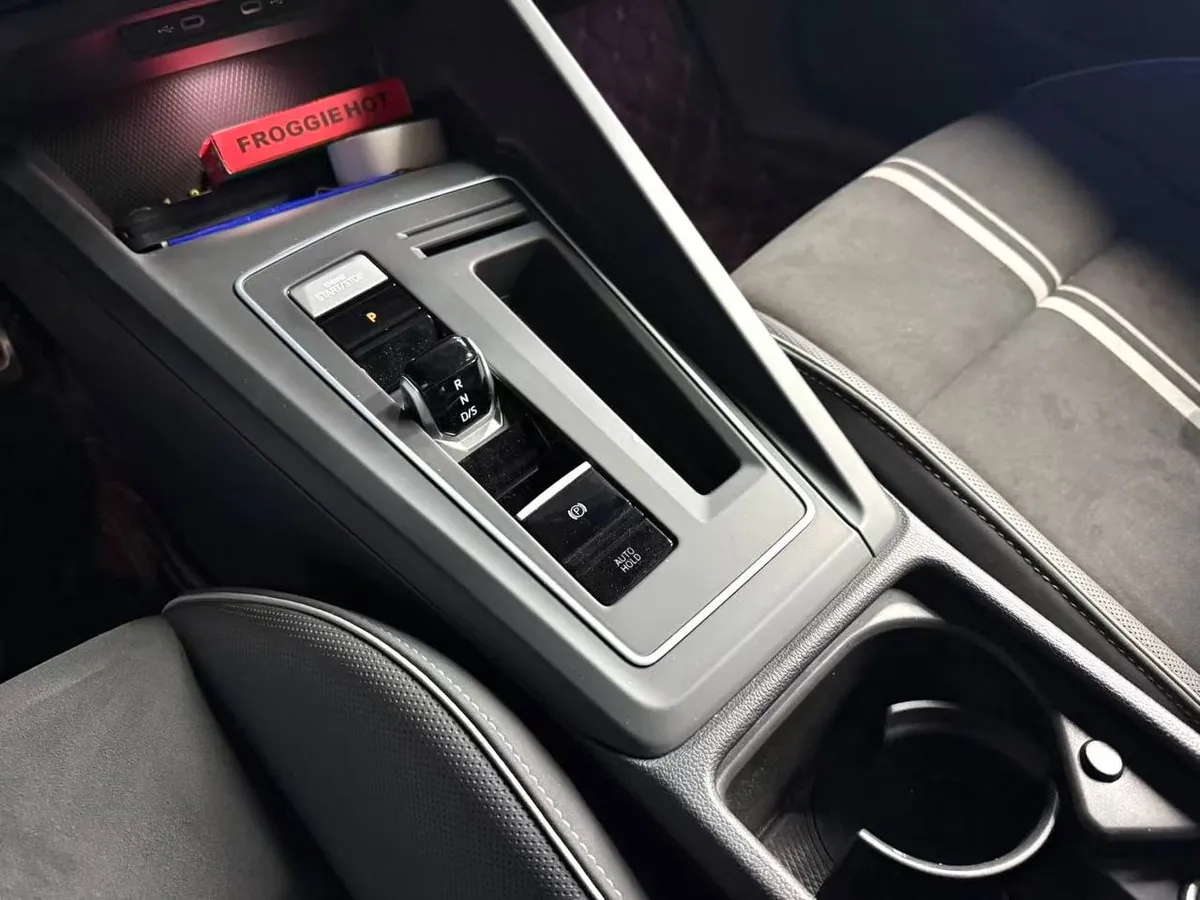 VOLKSWAGEN GOLF 8 R-LINE 2023