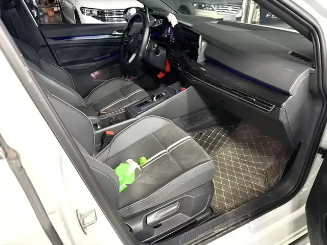 VOLKSWAGEN GOLF 8 R-LINE 2023