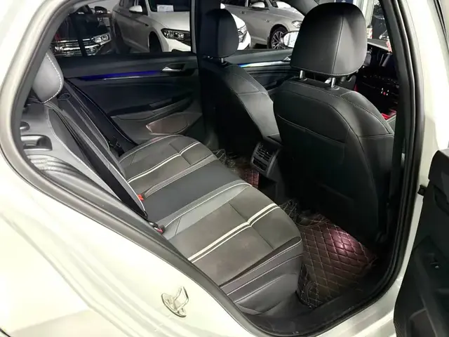 VOLKSWAGEN GOLF 8 R-LINE 2023