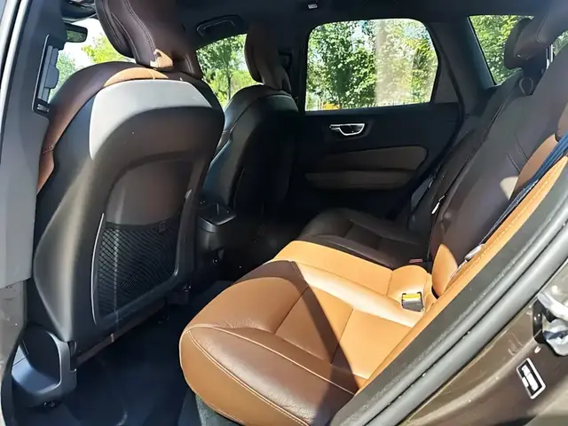 VOLVO XC60 B5 AWD INSCRIPTION LUXURY EDITION (МАКСИМАЛЬНАЯ ДЛЯ ЭТОГО МОТОРА) 2022