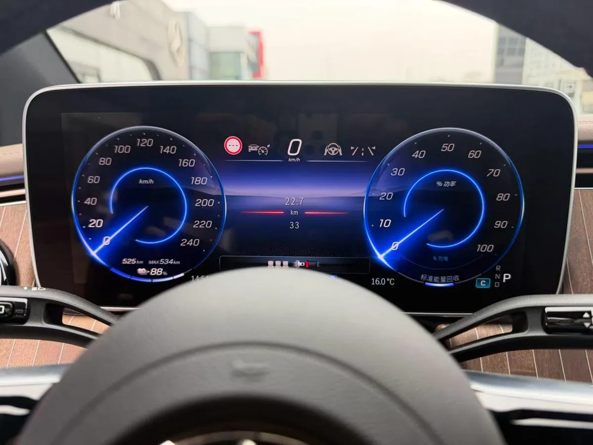 MERCEDES-BENZ EQE LUXURY 2025