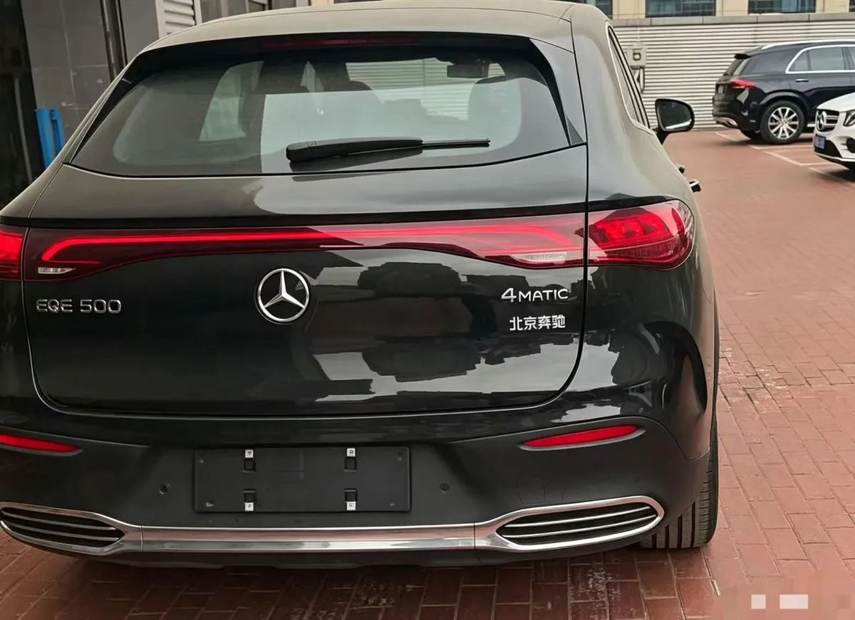MERCEDES-BENZ EQE LUXURY 2024