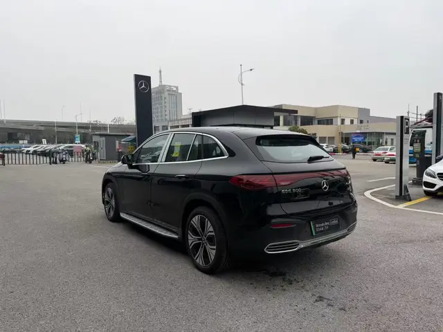 MERCEDES-BENZ EQE LUXURY 2025