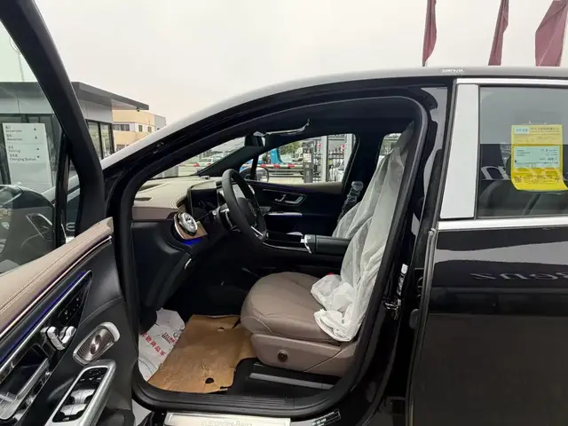MERCEDES-BENZ EQE LUXURY 2025