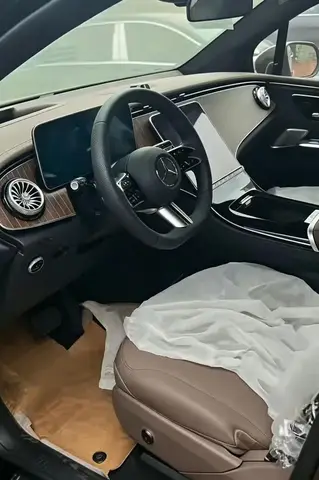 MERCEDES-BENZ EQE LUXURY 2024