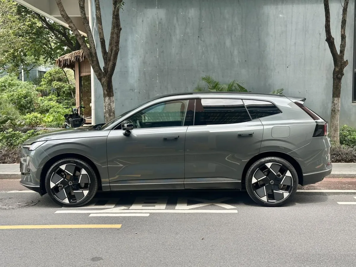 VOLVO XC70 2025