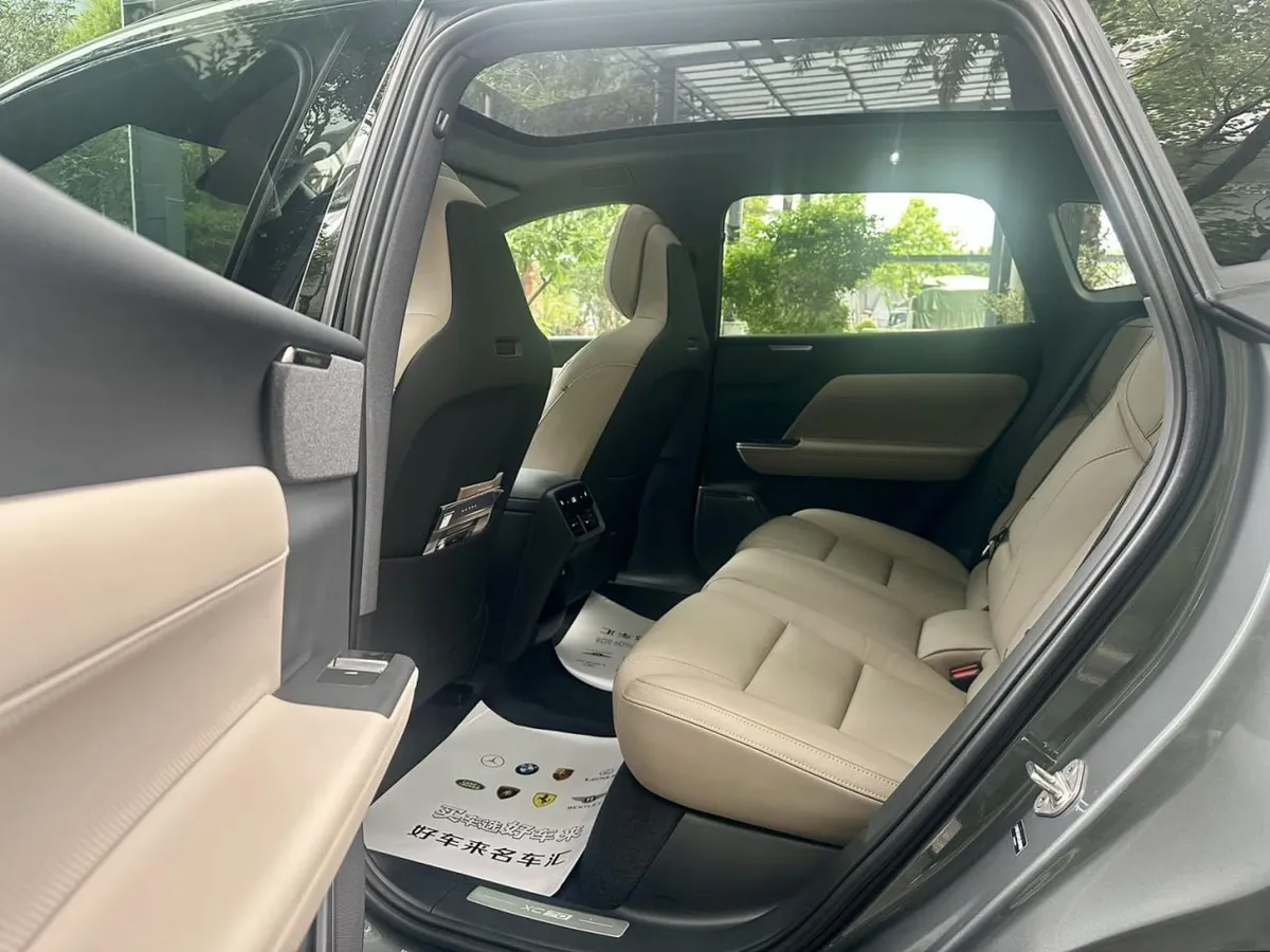 VOLVO XC70 2025
