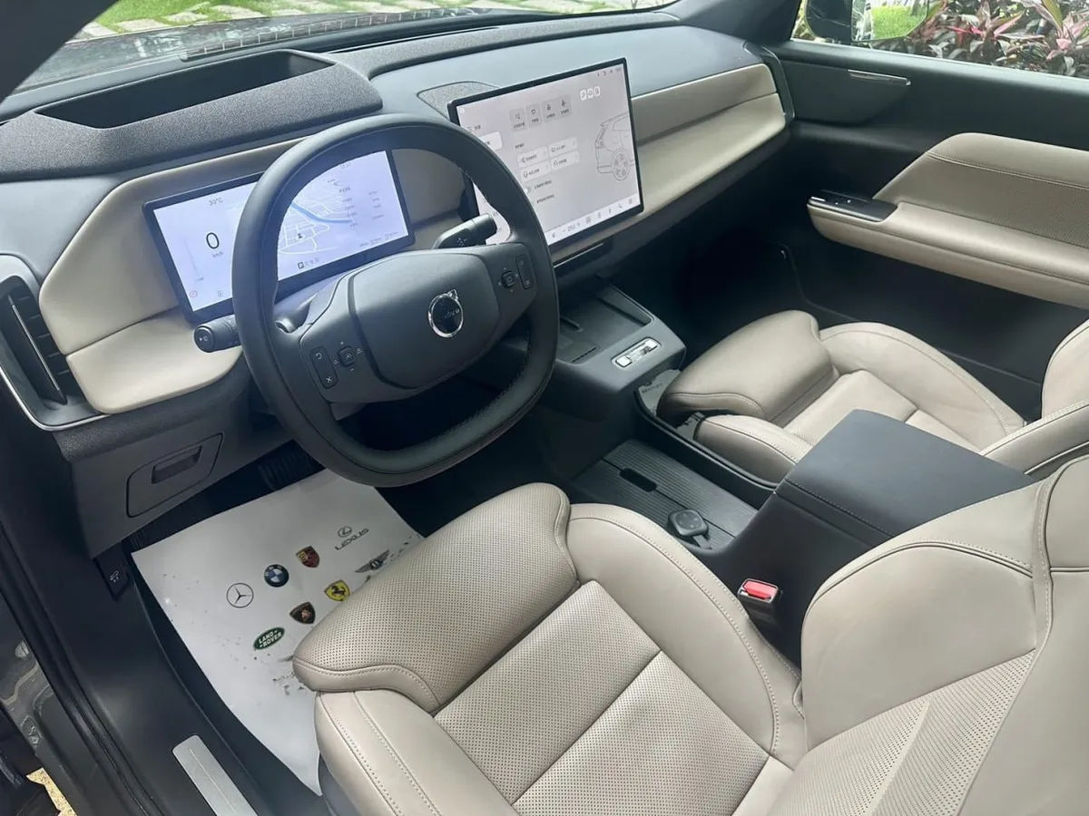 VOLVO XC70 2025
