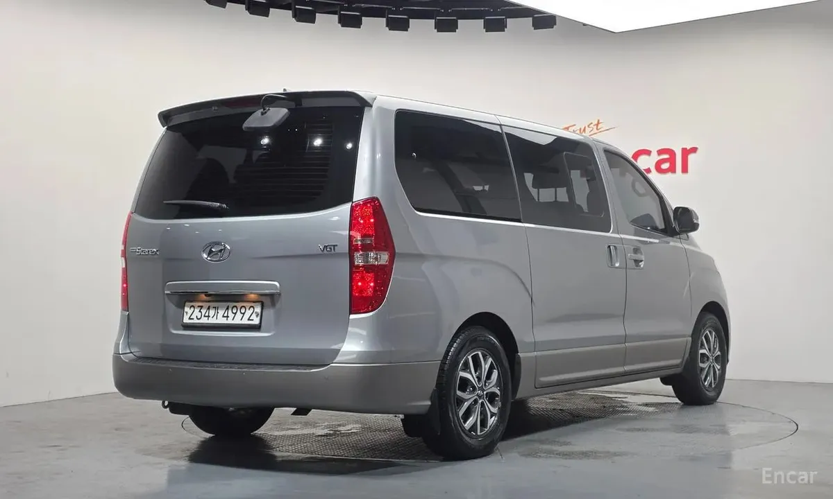 HYUNDAI GRAND STAREX 9-SEATER PREMIUM 2020