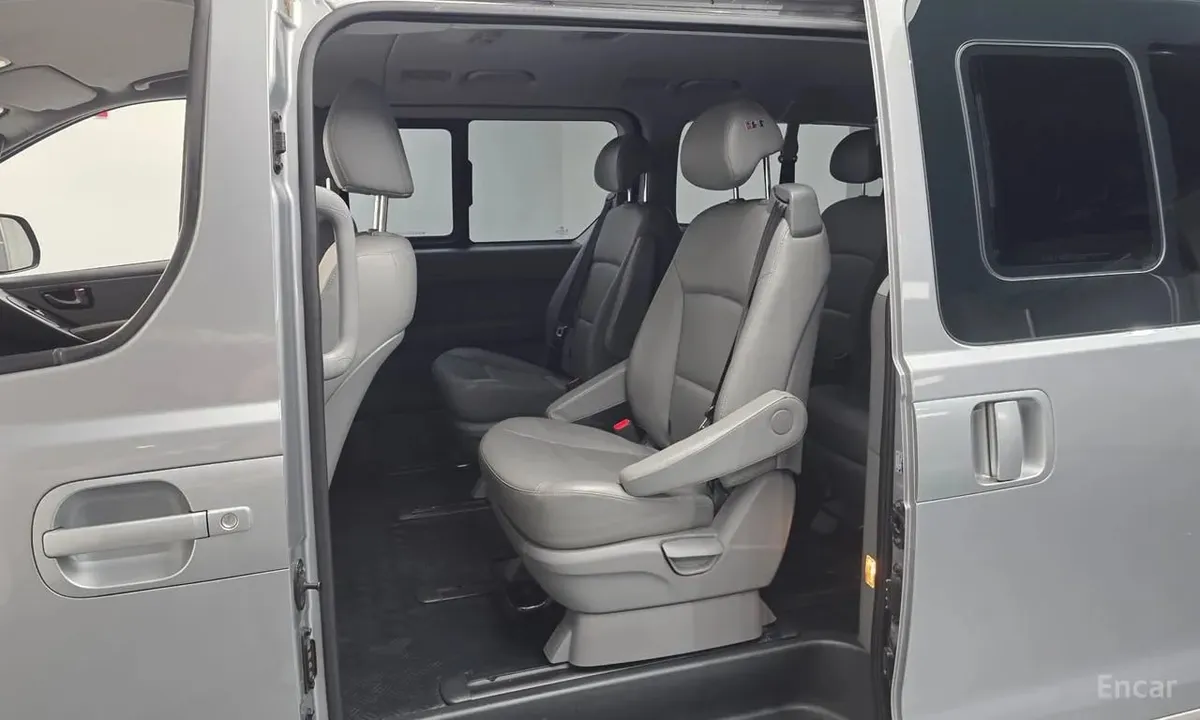 HYUNDAI GRAND STAREX 9-SEATER PREMIUM 2020