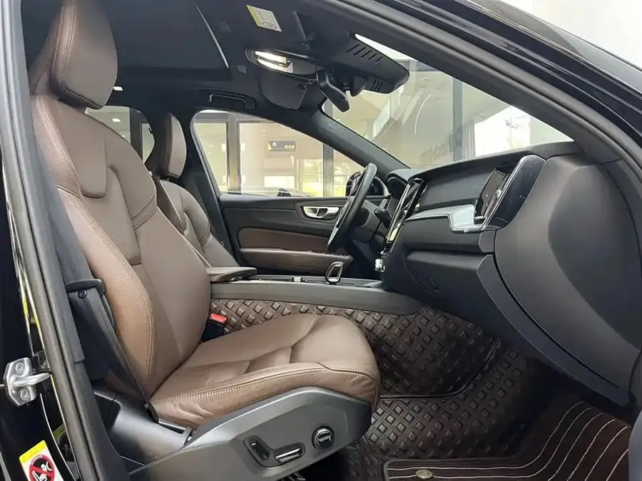 VOLVO XC60 LUXURY 2022