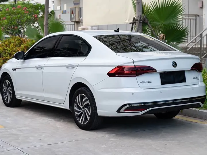 VOLKSWAGEN BORA 2023