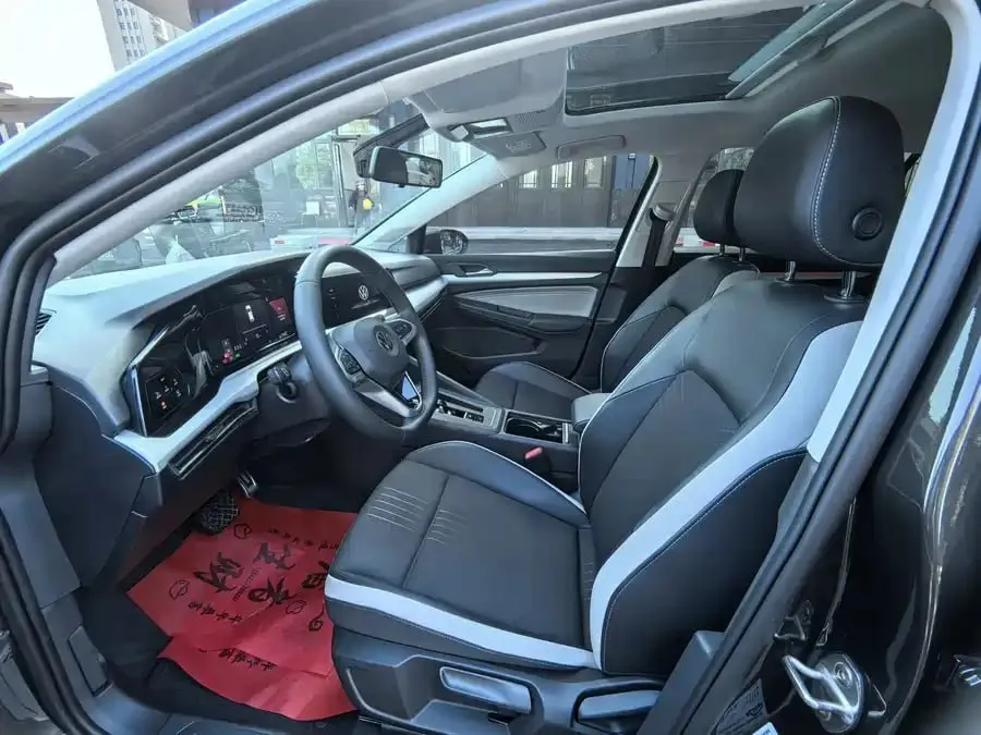 VOLKSWAGEN GOLF 2023