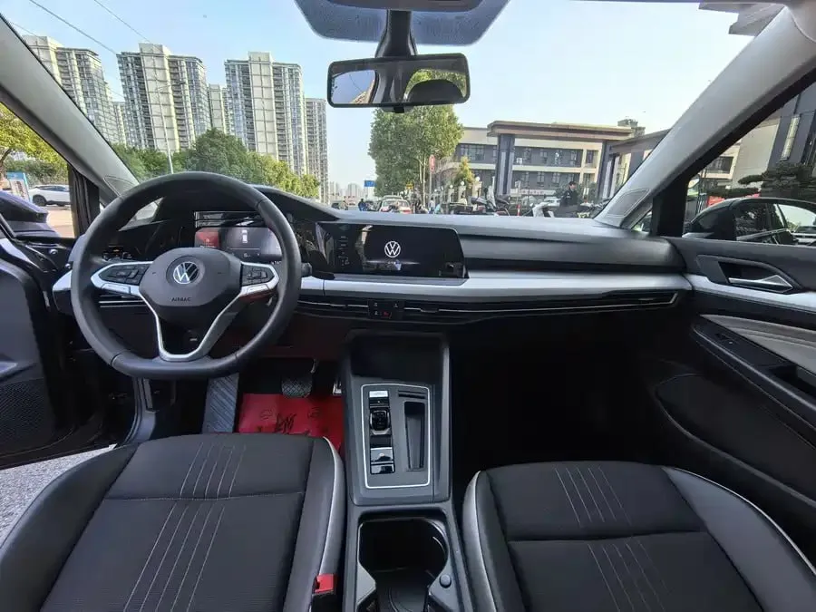 VOLKSWAGEN GOLF 2023