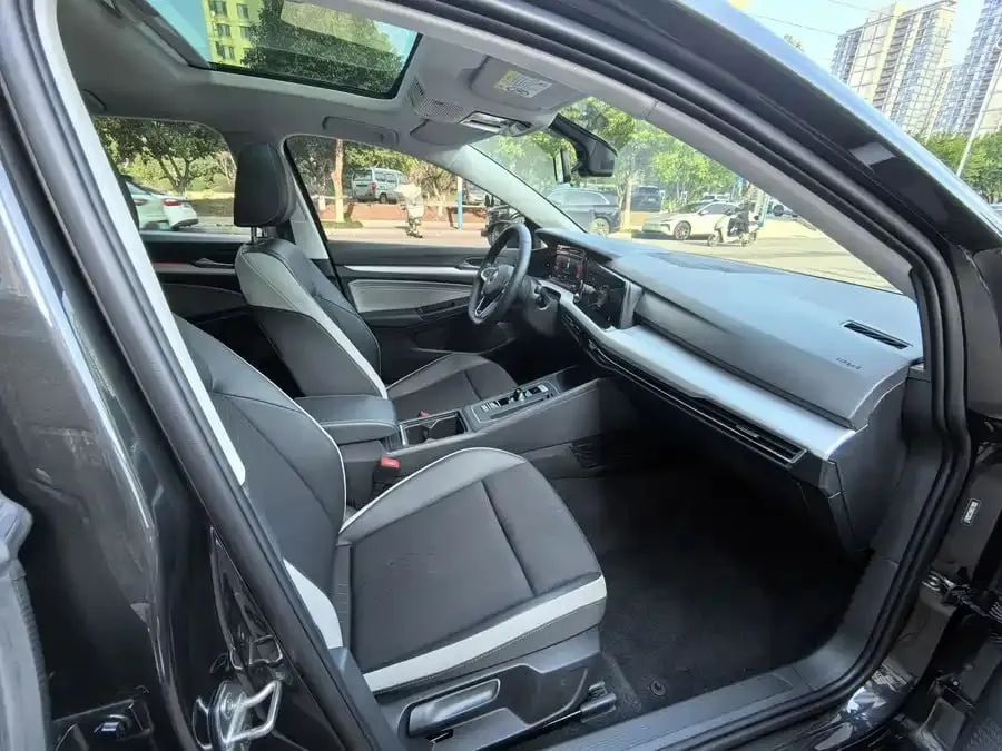 VOLKSWAGEN GOLF 2023