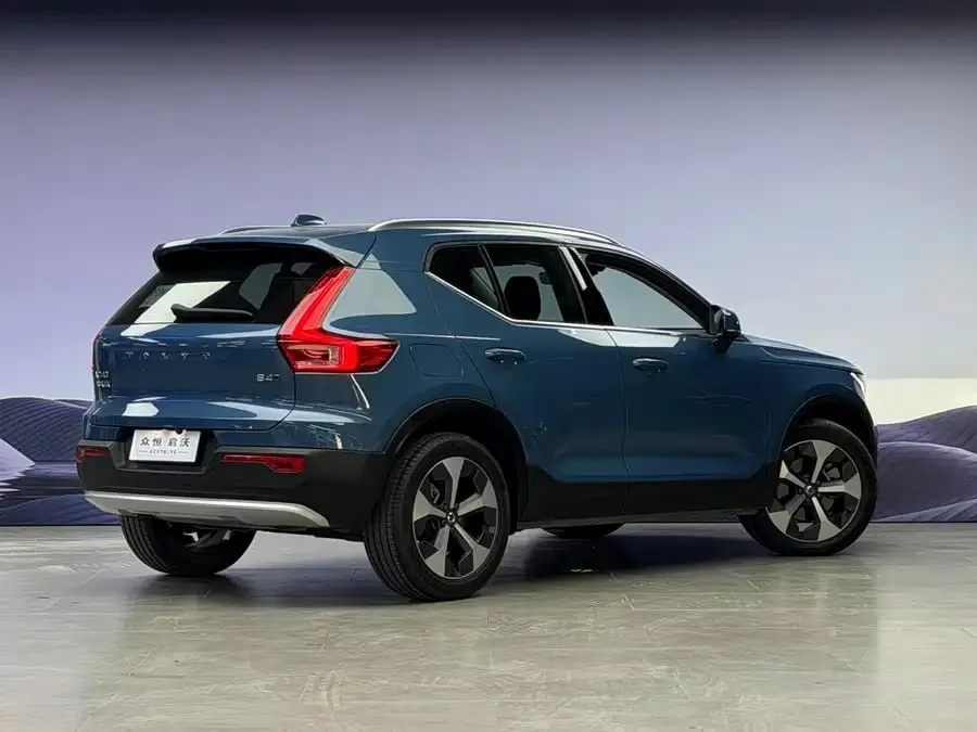 VOLVO XC40 2023