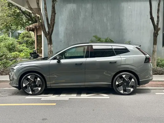 VOLVO XC70 2025