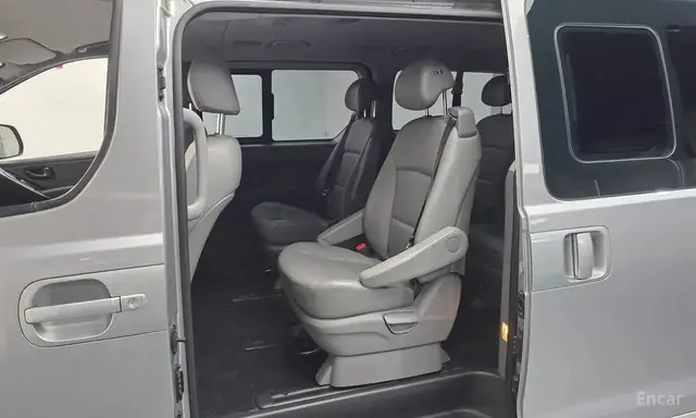 HYUNDAI GRAND STAREX 9-SEATER PREMIUM 2020