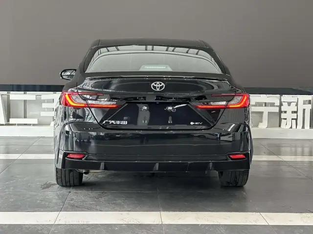 TOYOTA CAMRY 2025