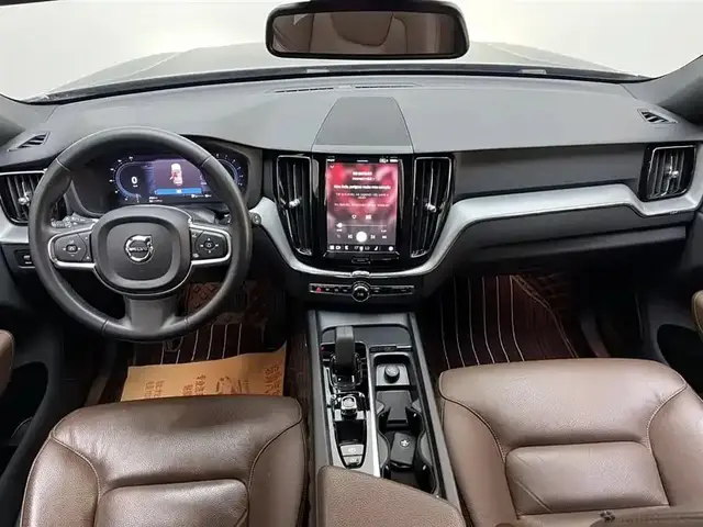 VOLVO XC60 LUXURY 2022