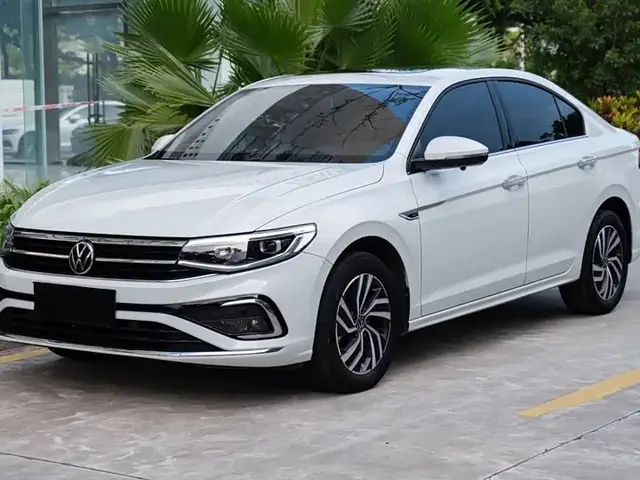 VOLKSWAGEN BORA 2023