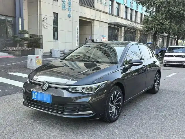 VOLKSWAGEN GOLF 2023