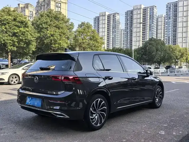 VOLKSWAGEN GOLF 2023