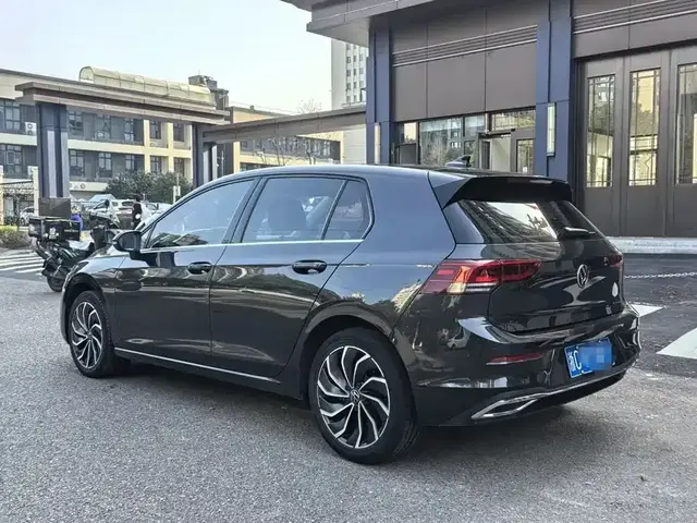 VOLKSWAGEN GOLF 2023
