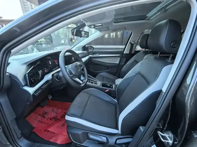 VOLKSWAGEN GOLF 2023